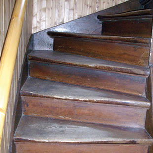 alte Holztreppe ausgetreten